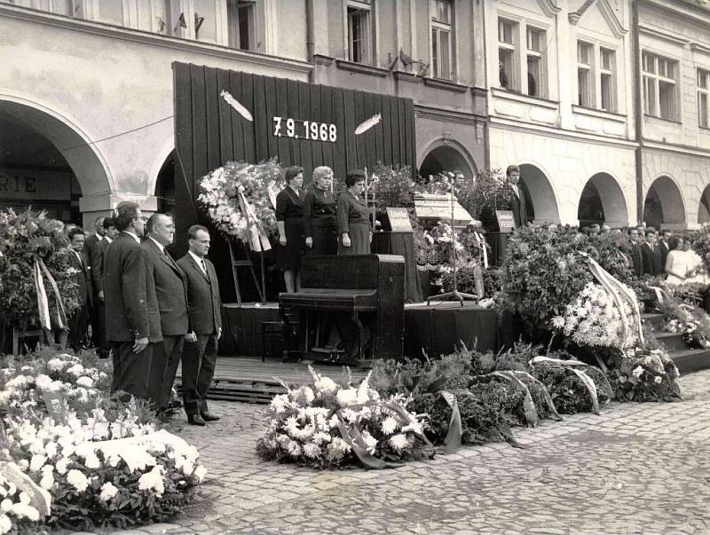 Z pohřbu jičínských občanů Jaroslava Veselého a Zdeňky Klimešové.