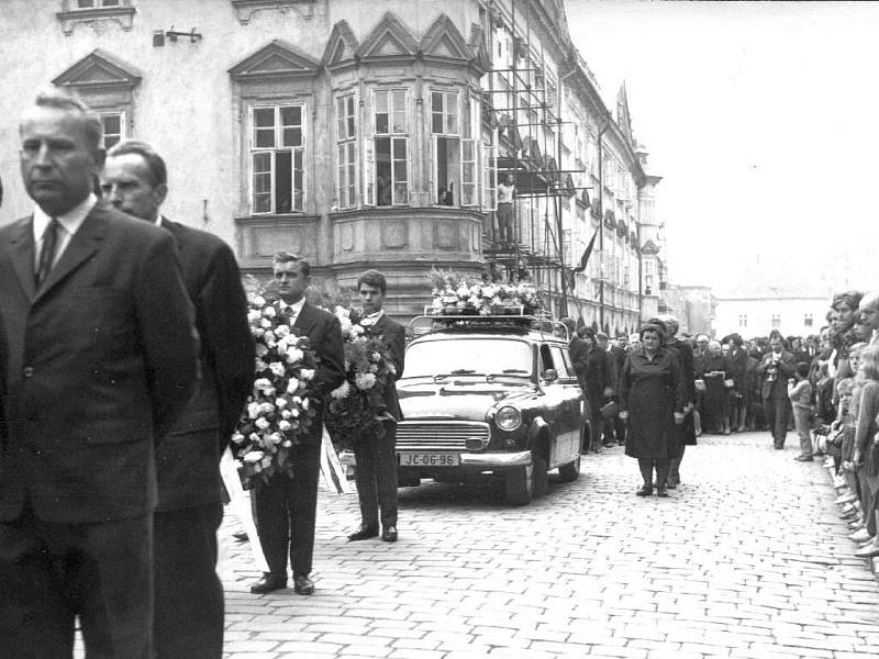 Z pohřbu jičínských občanů Jaroslava Veselého a Zdeňky Klimešové.