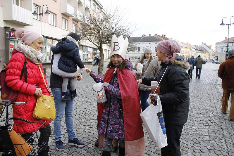 Skupinka koledníků se v sobotu dopoledne pohybovala také v centru Jičína.