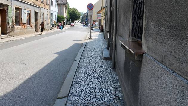 Chodník v Jičínské ulici v Sobotce čeká na zásah stavbařů.