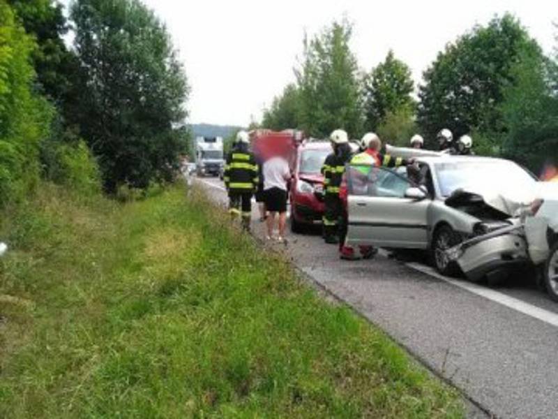 Při řetězové srážce v katastru obce Dřevěnice se zranili dva lidé.