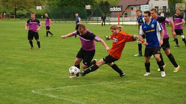 JEDEN z duelů minulé sezony okresní soutěže mužů, ve které Žlunice vybojovaly postup do OP. 