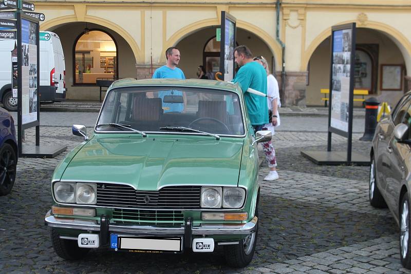 Příznivci přivezli na sraz nejrůznější modely Renaultů od těch nejstarších po úplně nové.