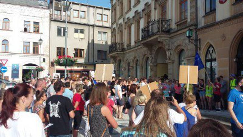 Na hořickém náměstí se v úterý navečer sešlo dvě stě lidí na protestu proti premiéru Babišovi.