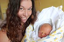 TOBIAS GERLICH se usmívá na svoji maminku Kateřinu Gerlichovou od 9. října, kdy se narodil s mírou 47 cm a váhou 3,13 kg. Šťastná maminka si svoje miminko odvezla domů do Doubravic u Hrubé Skály.