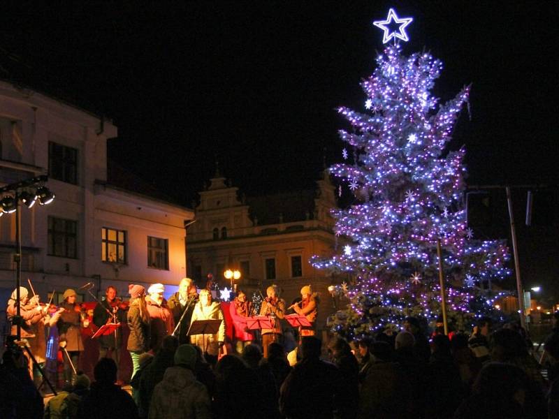 Vánoční strom v Lázních Bělohradě.