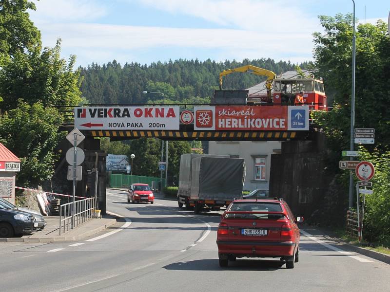 Oprava poškozeného mostu v Nové Pace.