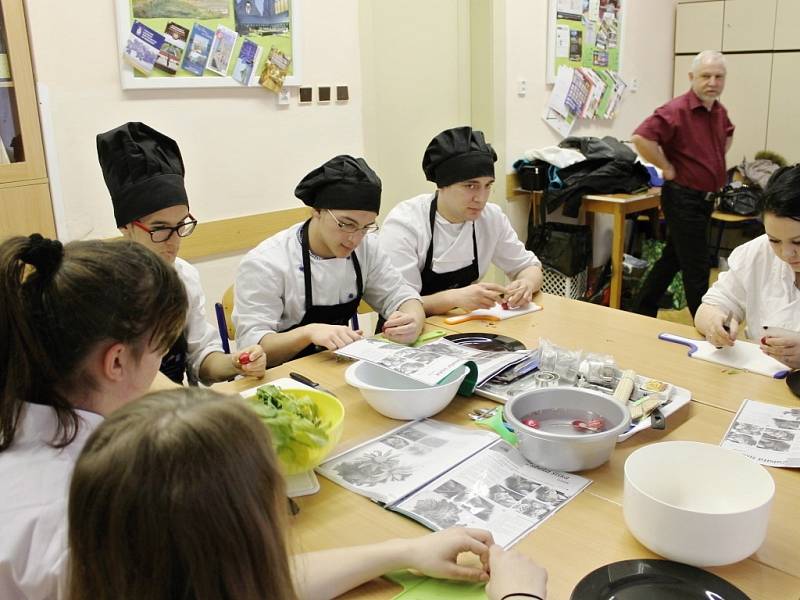 Ozdobné vyřezávání v novopacké Střední škole gastronomie a služeb.