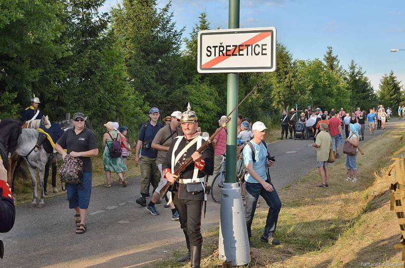 Ze slavnostního odhalení pomníku padlým vojákům i koním ve Střezeticích.