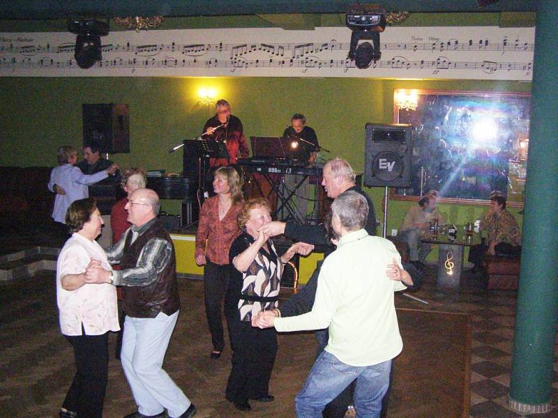 Ze swingových tanečních večerů v jičínském Tančícím domě.