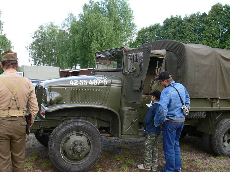 Hořicemi projeli američtí autoveteráni v rámci Mise Velichovky 2009.