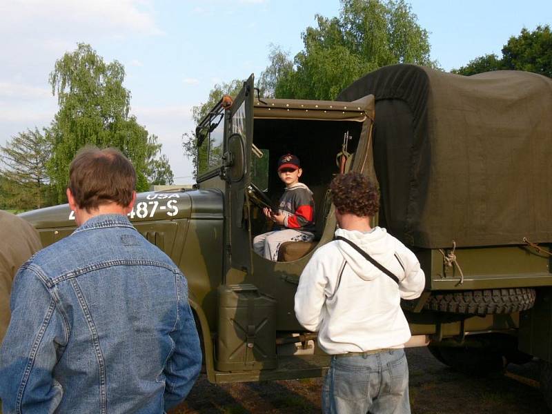 Hořicemi projeli američtí autoveteráni v rámci Mise Velichovky 2009.