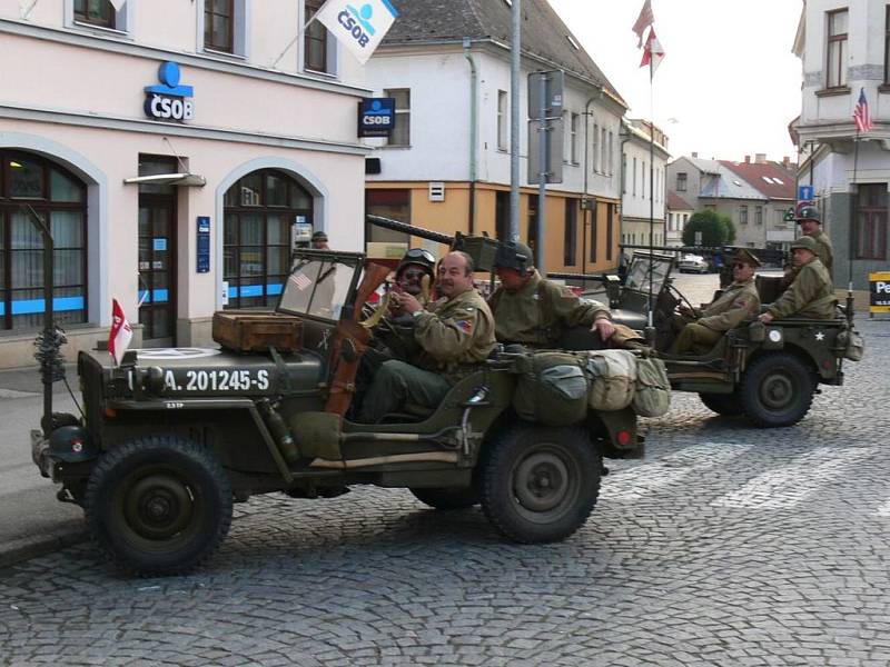 Hořicemi projeli američtí autoveteráni v rámci Mise Velichovky 2009.