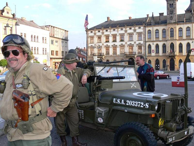 Hořicemi projeli američtí autoveteráni v rámci Mise Velichovky 2009.