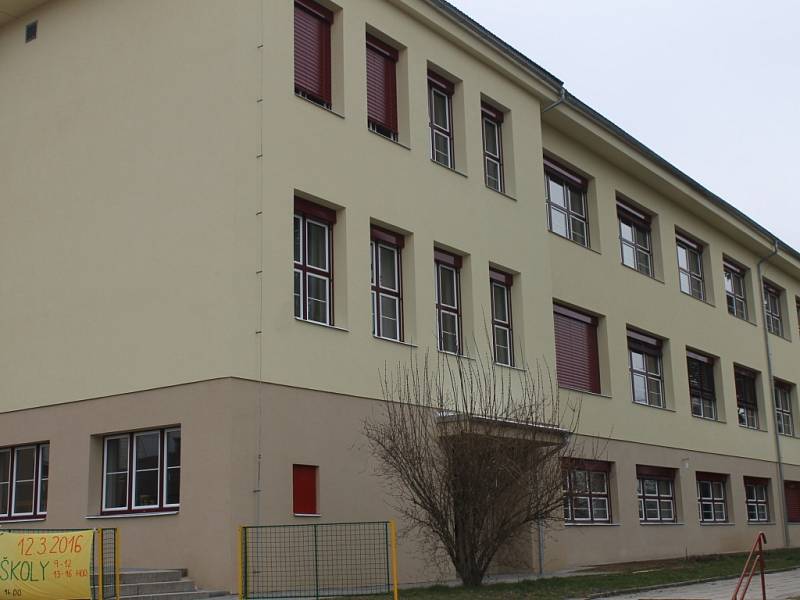 Masarykova základní škola v Železnici.