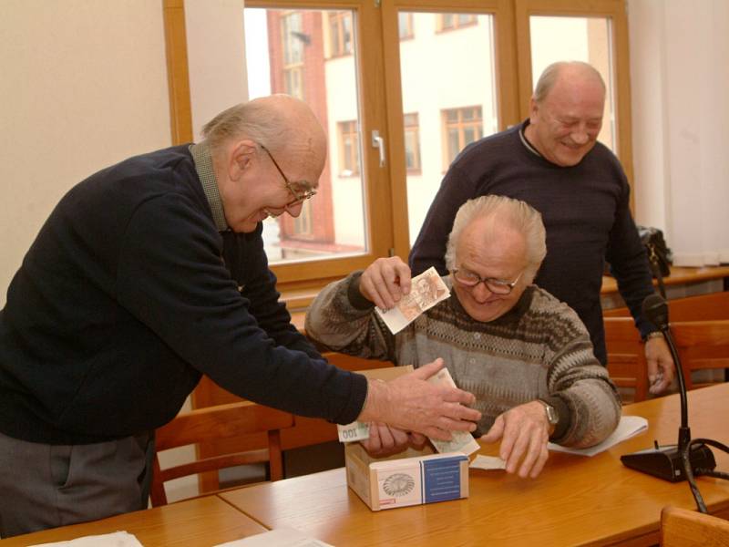 Josef Bucek na archivním snímku ze schůze PTP.