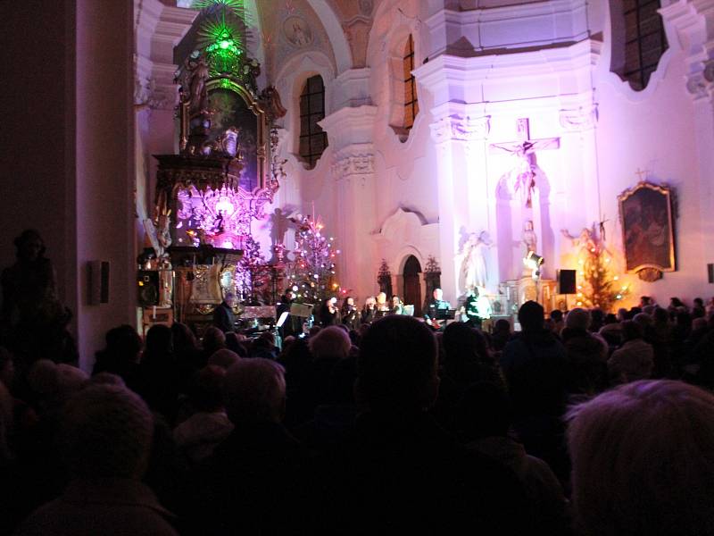 Výtěžek ze čtyř tradičních Vánočních chrámových koncertů skladatele Miroslava Vobořila tentokrát putuje speciální třídě Sluníčko při Mateřské škole Husova v Hořicích.