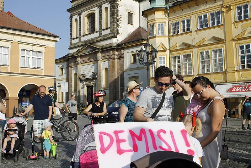 Na demonstraci proti Andreji Babišovi přišlo v Jičíně pět set lidí.