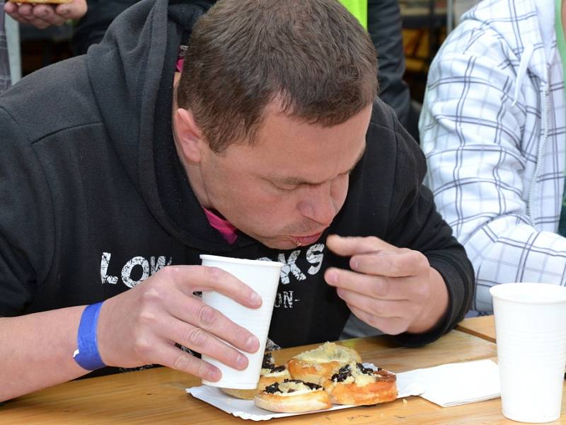 Kopidlenské slavnosti se závěrečnou soutěží jedlíků.