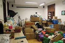 Sbírky materiální pomoci pro Ukrajinu se vyrojily po celém kraji. Lidé nosí deky, spacáky, karimatky, hygienu, ale také například bezlepkové potraviny nebo elektrocentrály.