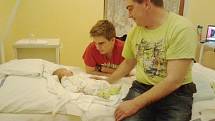 MAX MATUŠKA se narodil 21. února v 11.17 hodin rodičům Martině a Mirkovi po sedmnáctiletém manželství, aby jich v novém velkém domě v Hořicích bylo ještě víc a bráškům Míšovi (17 let) a Lukymu (10 roků) tam nebylo smutno, aby se domem opět ozýval dětský s