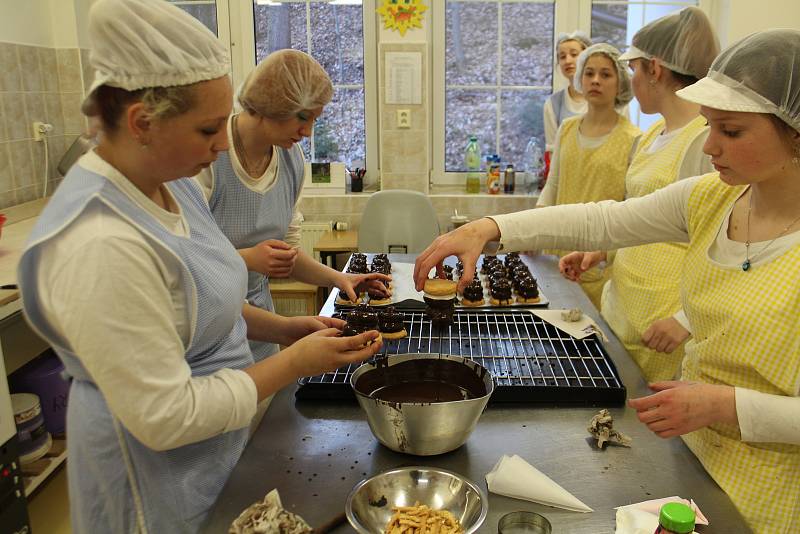 Výroba velikonočních dobrot v odborných dílnách Střední školy gastronomie a služeb v Nové Pace.