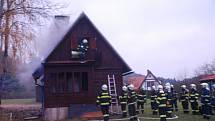 Požár chatky v obci Březka.