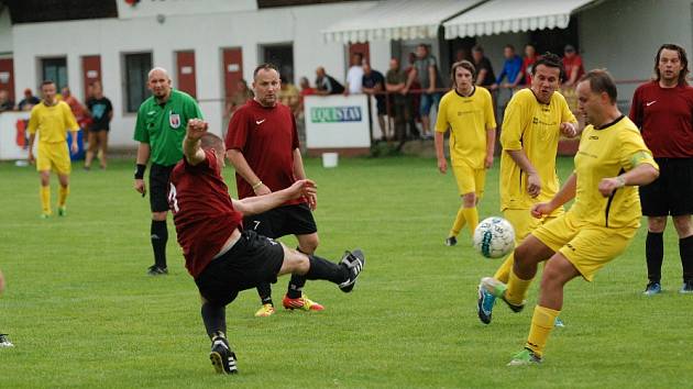 Okresní fotbalové soutěže míří do závěru. Na snímku duel minulého kola Jičíněves – Podhradí (0:2). 