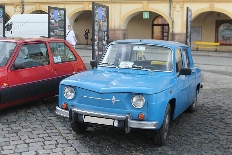 Příznivci přivezli na sraz nejrůznější modely Renaultů od těch nejstarších po úplně nové.