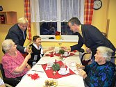 Senioři v domově důchodců v Jičíně slaví Vánoce