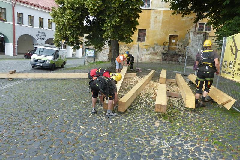 Stěhování trámů na pozednici kostela sv. Ignáce v Jičíně.