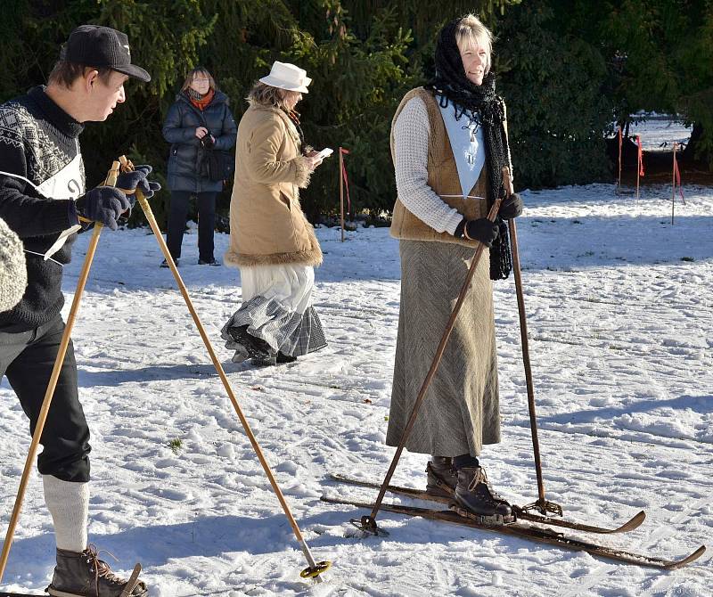 Lyžecké závody ve vrchlabském zámeckém parku.