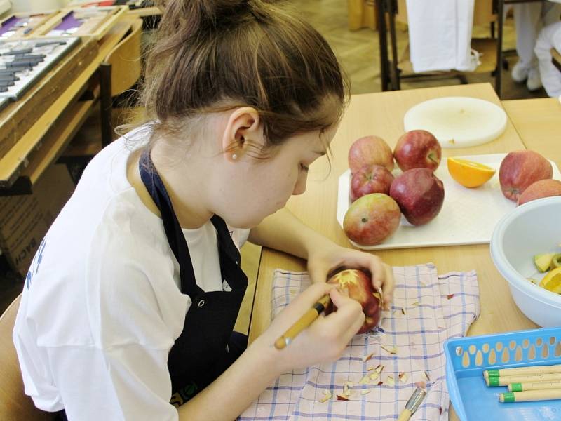 Ozdobné vyřezávání v novopacké Střední škole gastronomie a služeb.