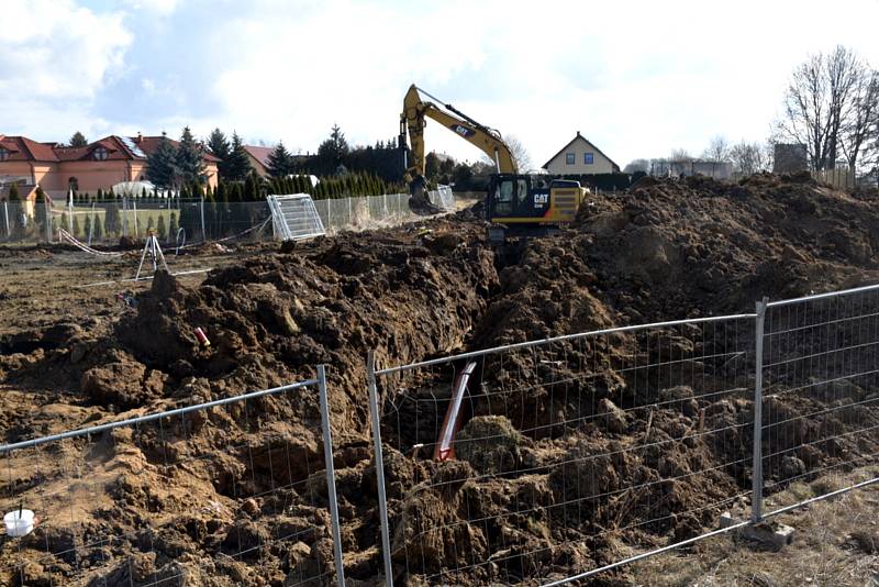 Práce na přeložce kolem Jičína finišují