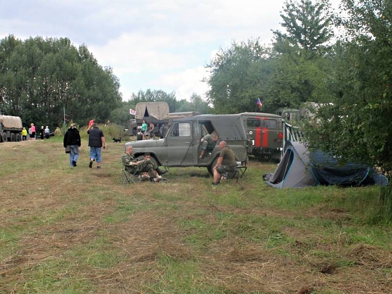 Setkání majitelů armádní techniky pod Zebínem.