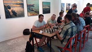 Šachy versus sochy! Galerie plastik hostila krajský přebor - Hradecký deník