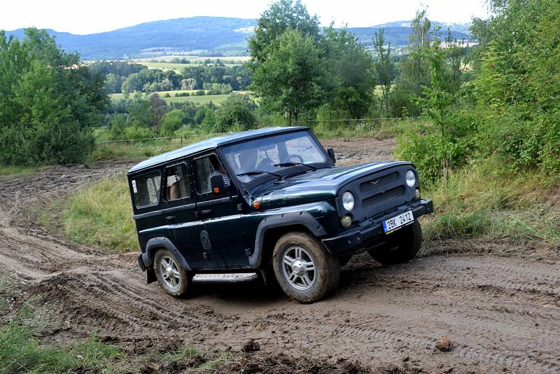 Na sraz pořádaný jičínským Klubem vojenských vozidel přřijelo letos pod Zebín pobýt na 150 historických aut z celého Česka.