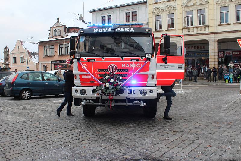 Novopačtí dobrovolní hasiči převzali nový vůz za více než šest milionů korun.