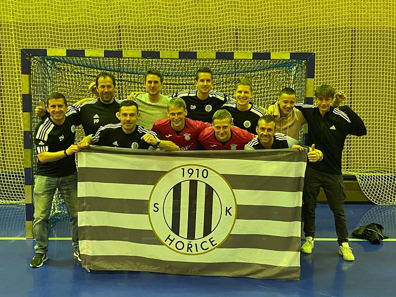 Soudržnost! Bratři Drozdové (uprostřed) měli na zápasech futsalového play off podporu od spoluhráčů z Hořic.