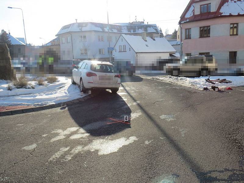 Vážným zraněním padesátiletého cyklisty skončila dopravní nehoda na kruhovém objezdu v Nové Pace.