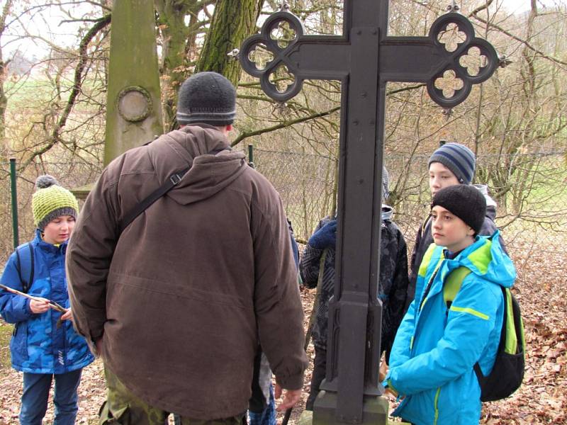 Historický kroužek a Kadetní setnina na exkurzi za pomníky.