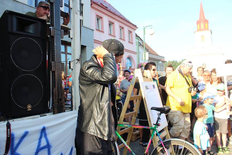 Daniela Polmana, který dokončil extrémní cyklistický závod napříč Amerikou, vítala Nová Paka. Amatérský cyklista se davu poklonil a poděkoval za přízeň fanoušků, která ho hnala do cíle nejtěžšího a nejdelšího závodu světa.