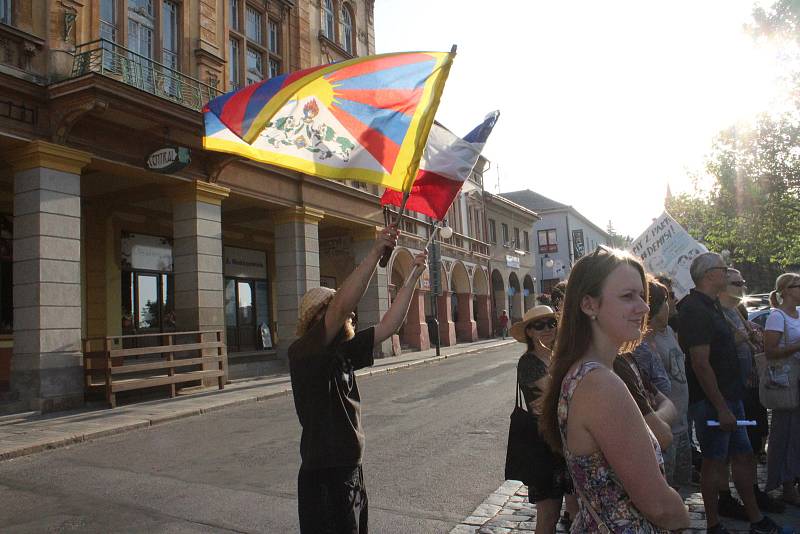 Více než stovka lidí přišla protestovat na Masarykovo náměstí v Nové Pace proti premiérovi Andreji Babišovi.