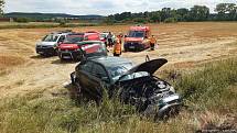 Traktor se nárazem převrátil, osobní auto skončilo v poli. Všichni tři účastníci nehody byli převezeni do jičínské nemocnice.