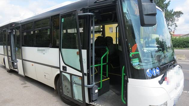 Neznámý řidič nedal přednost na kruhovém objezdu. Řidič autobusu stihl včas zabrzdit, došlo ale ke zranění jedné z cestujících.