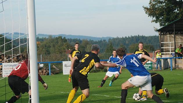 UTKÁNÍ Hořice – Černilov skončilo v základní hrací době 0:0 a po penaltovém rozstřelu brali dva body domácí. Na snímku situace před brankou Černilova.