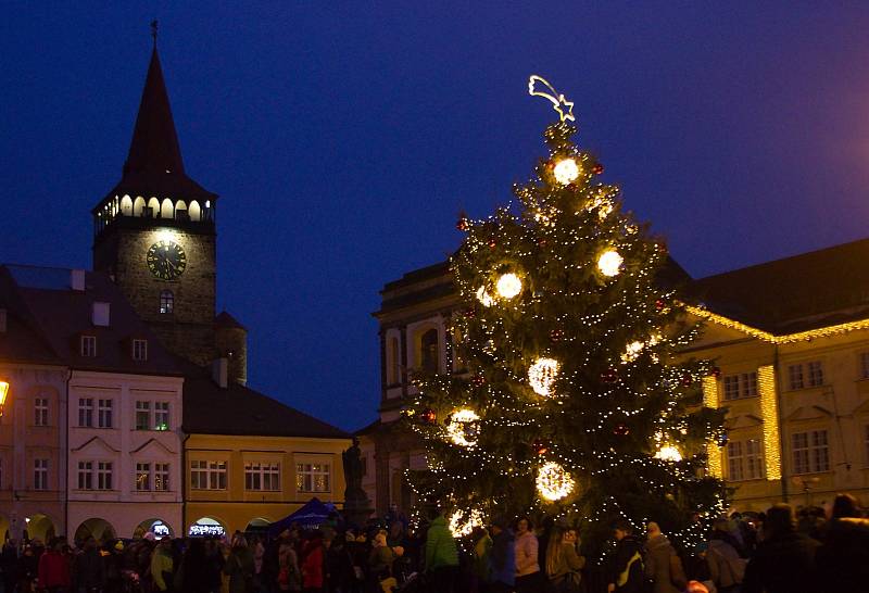 Rozsvícením vánočního stromu započalo adventní období v Jičíně.