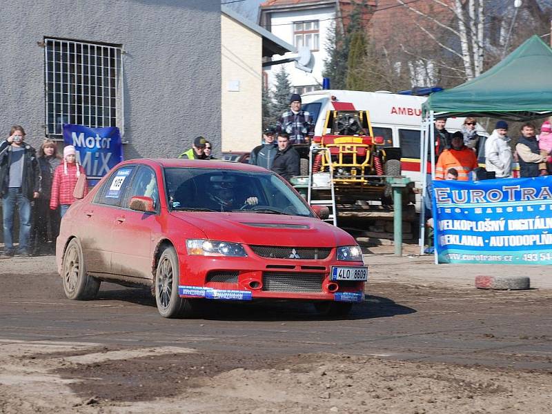 DRUHÝ ZÁVOD Auto show uspořádal Motorsport Babák Nemyčeves. Na snímku jezdec Lukáš Hašek z Turnova, který byl nejrychlejší ve třídě 4WD. 