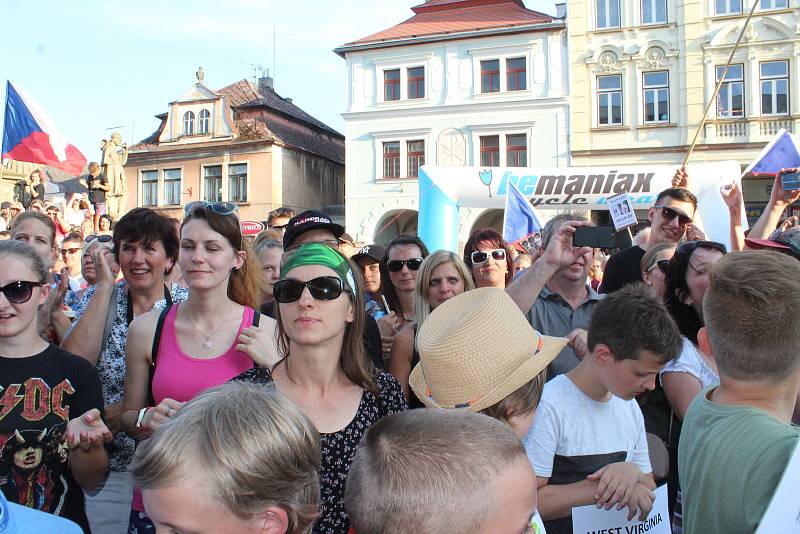 Daniela Polmana, který dokončil extrémní cyklistický závod napříč Amerikou, vítala Nová Paka. Amatérský cyklista se davu poklonil a poděkoval za přízeň fanoušků, která ho hnala do cíle nejtěžšího a nejdelšího závodu světa.