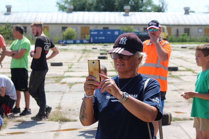 Oblíbená akce má přízeň nemyčevského starosty i lidí z širokého okolí. Řada z nich rovněž jezdí autokros, nebo jen miluje skřípění kol a vůni spálené gumy.